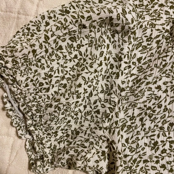 Green and Beige Floral V-Neck Puff Sleeve Top Paper Crane Size XS EUC - Picture 5 of 10